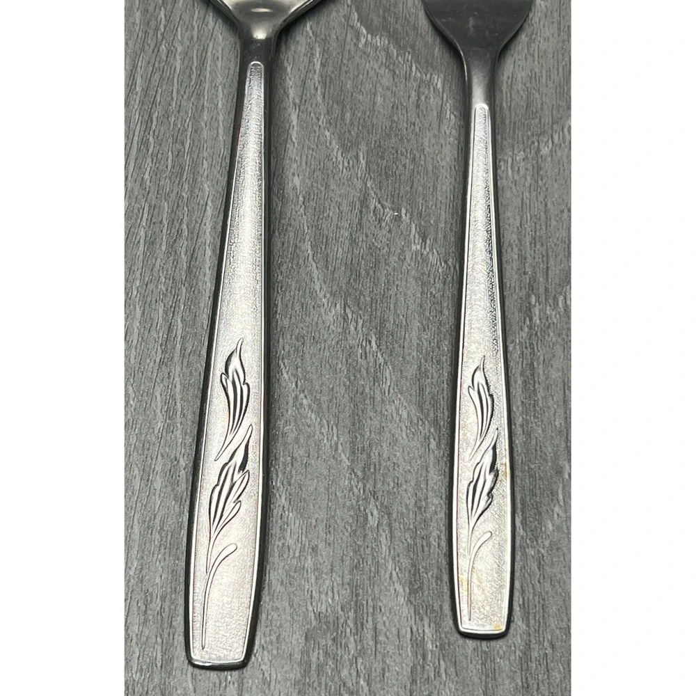 Oneida Custom Stainless Flatware Set Spoon & Fork Leaf Pattern Silverware